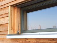 Holzfassade und festverglastes Fenster