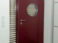Rote Haustür mit rundem Fenster