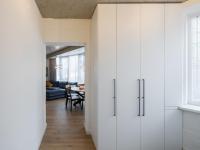 Einbauschrank in weiß mit schwarzen Griffen 