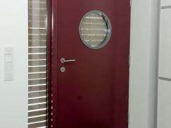 Rote Haustür mit rundem Fenster