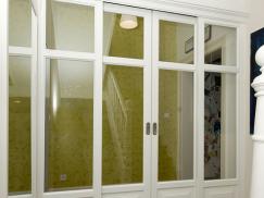Weiße Schiebetürelemente in Altbau