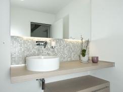 Waschtisch mit hängendem Unterschrank