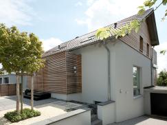 Fenster in grau in Einfamilienhaus