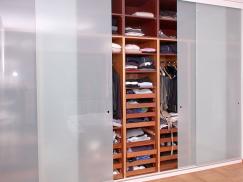 Einbauschrank mit Milchglas-Schiebetüren