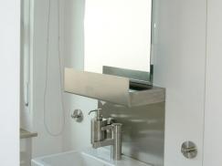Waschbecken mit Spiegel