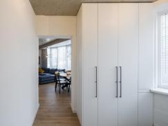 Einbauschrank in weiß mit schwarzen Griffen