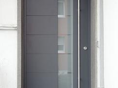 Haustür in grau mit Aluminium Fußleiste