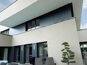 Moderne anthrazitfarbene PaX-Fenster für Villa in Frankfurt