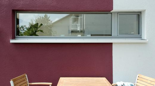 PaX Fensterverglasung im Farbübergang der Hausfassade