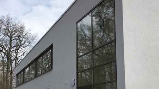 Flächenbündige Fassadenelemente für Schulgebäude
