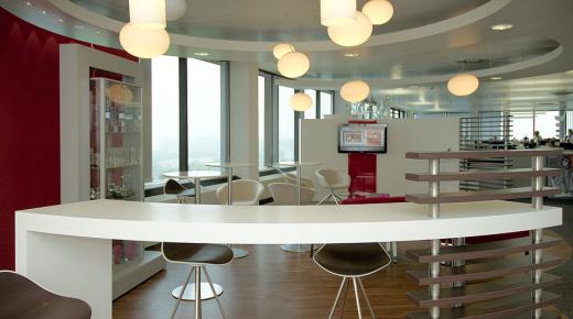 Maßgefertigte Möbel für Kantine in Frankfurt