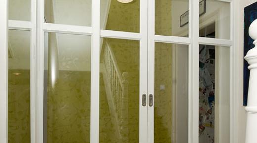 Weiße Schiebetürelemente in Altbau