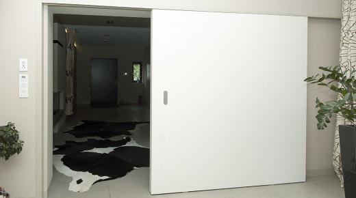 Moderne Schiebtür aus Holz