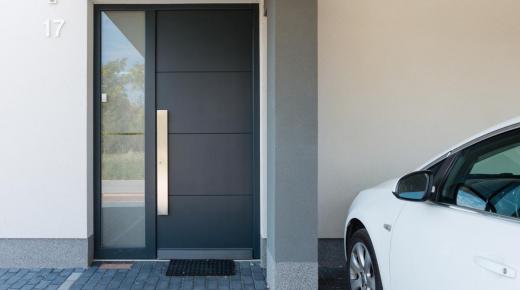 Aluminium-Haustür dunkelgrau