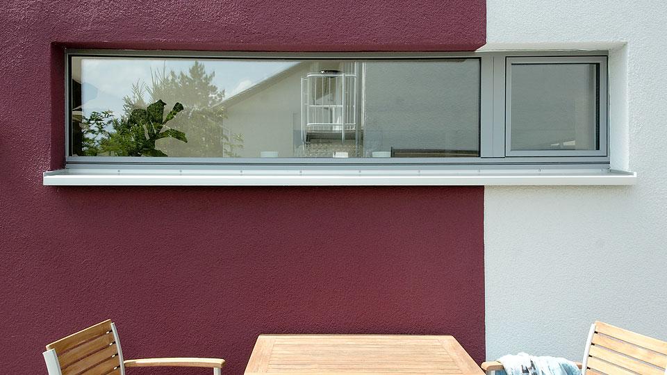 PaX Fensterverglasung im Farbübergang der Hausfassade