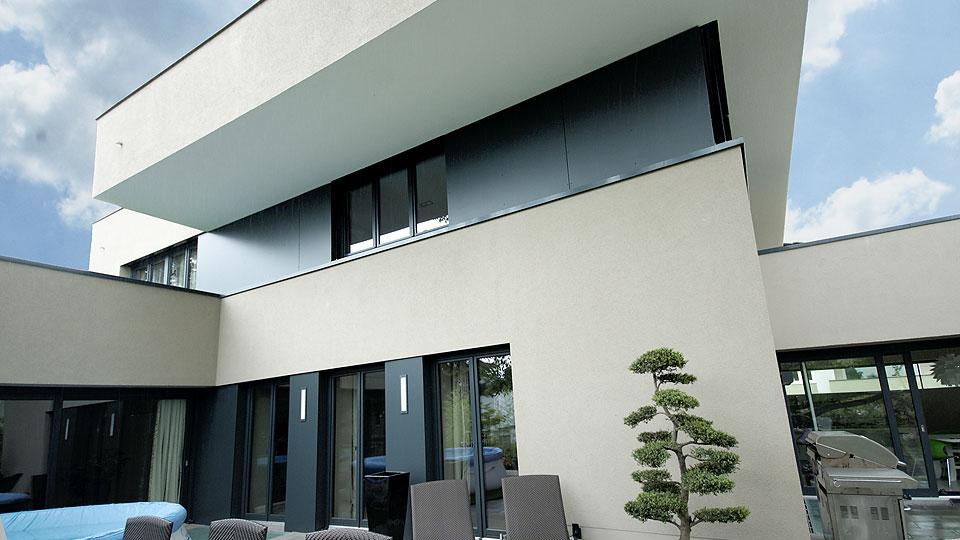 Moderne anthrazitfarbene PaX-Fenster für Villa in Frankfurt