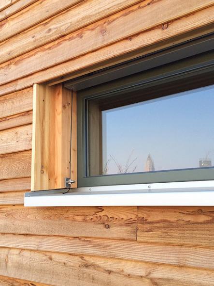 Holzfassade und festverglastes Fenster